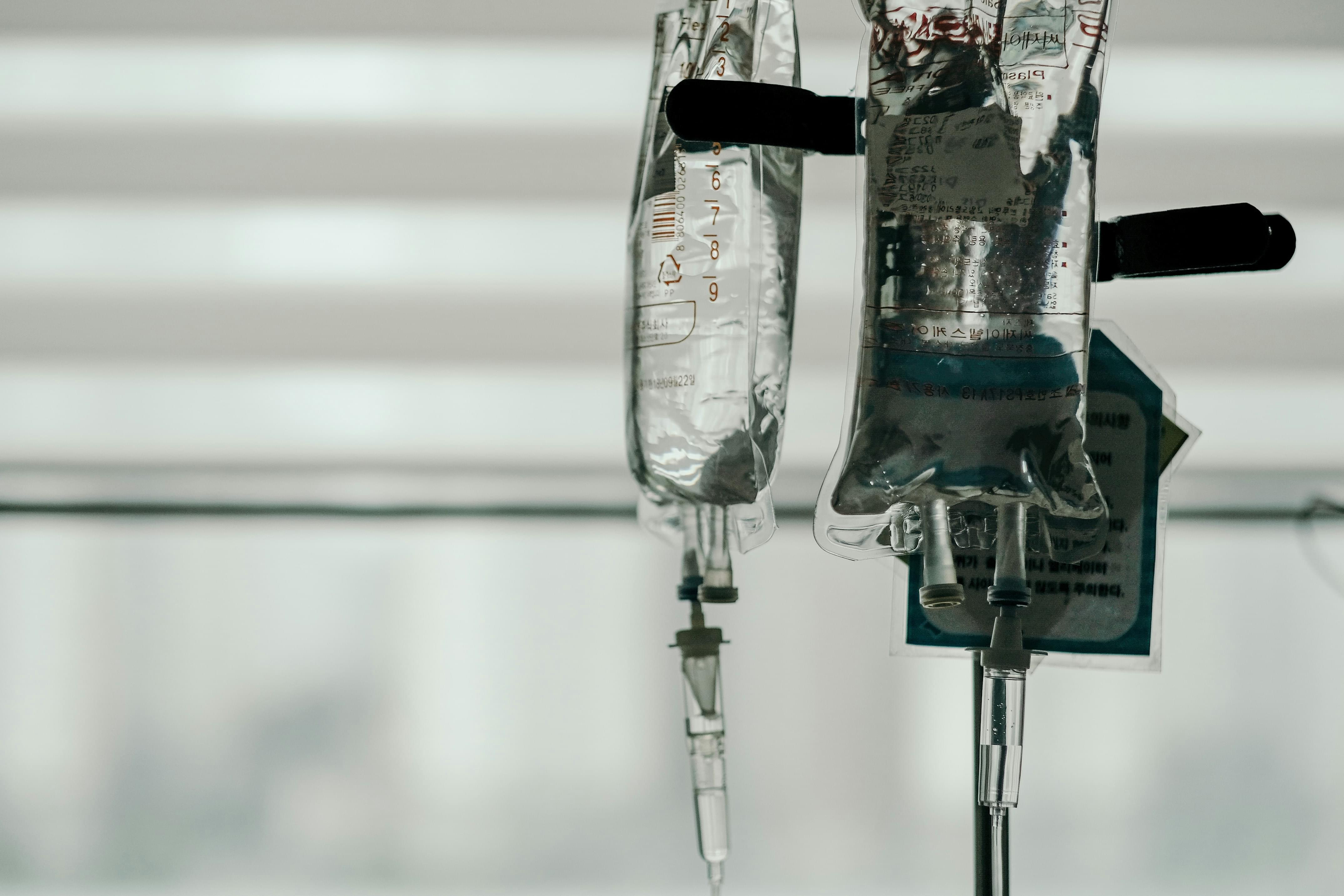 Bolsas intravenosas en un entorno hospitalario. Foto de insung yoon en Unsplash