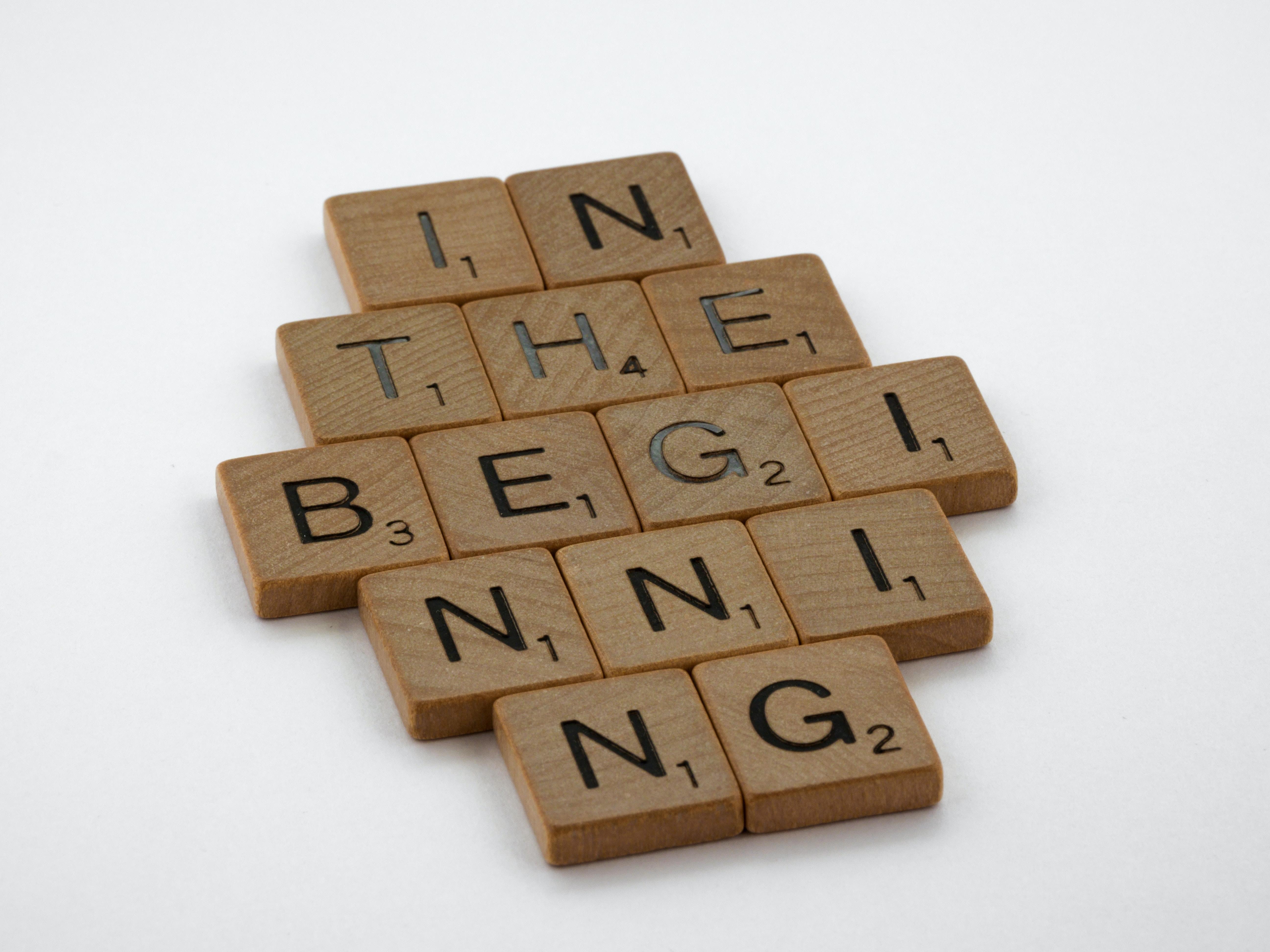 Letras de Scrabble con el mensaje \"En el inicio". Foto de Brett Jordan en Unsplash