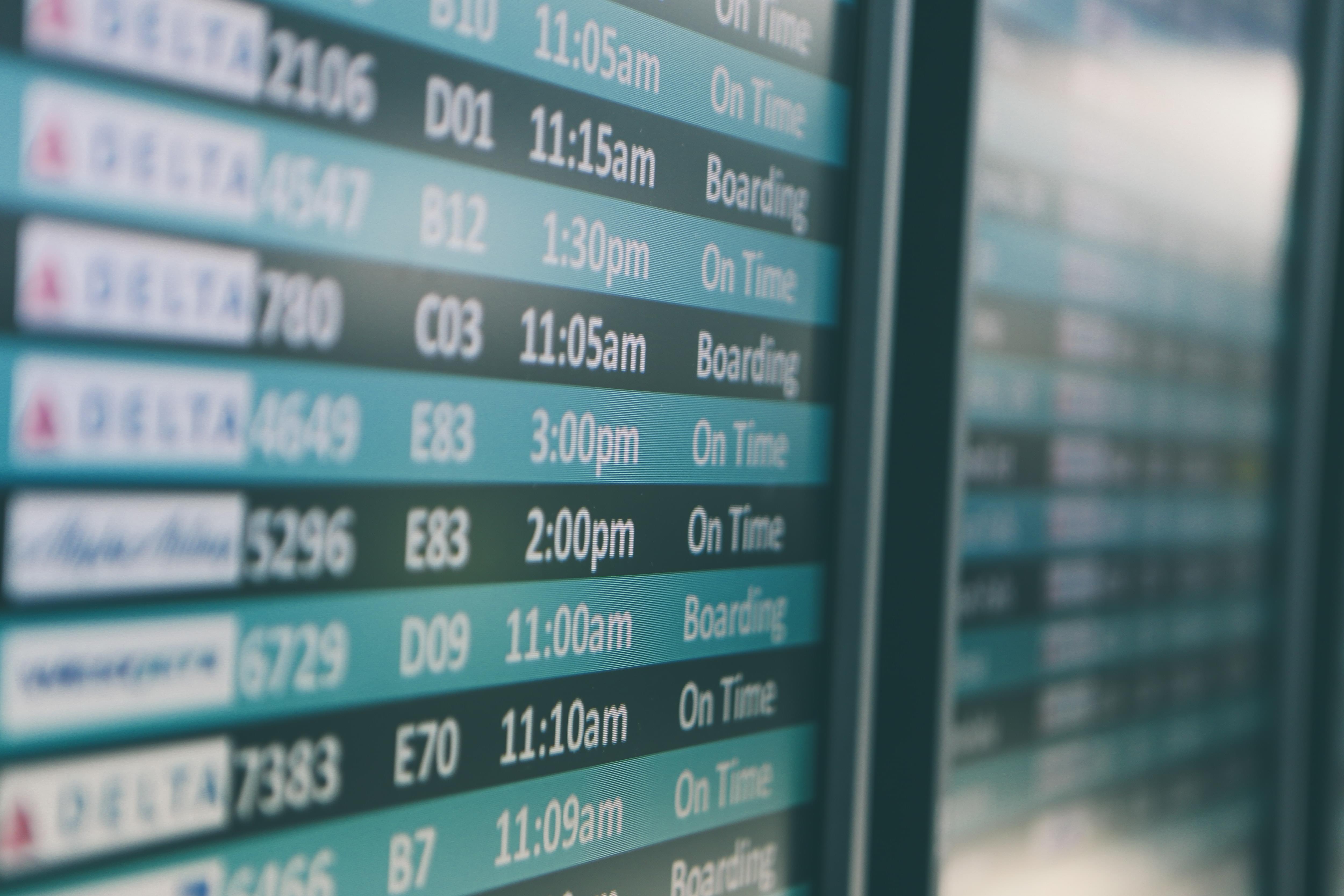 Pantalla de información de vuelos de un aeropuerto. Foto de Matthew Smith en Unsplash