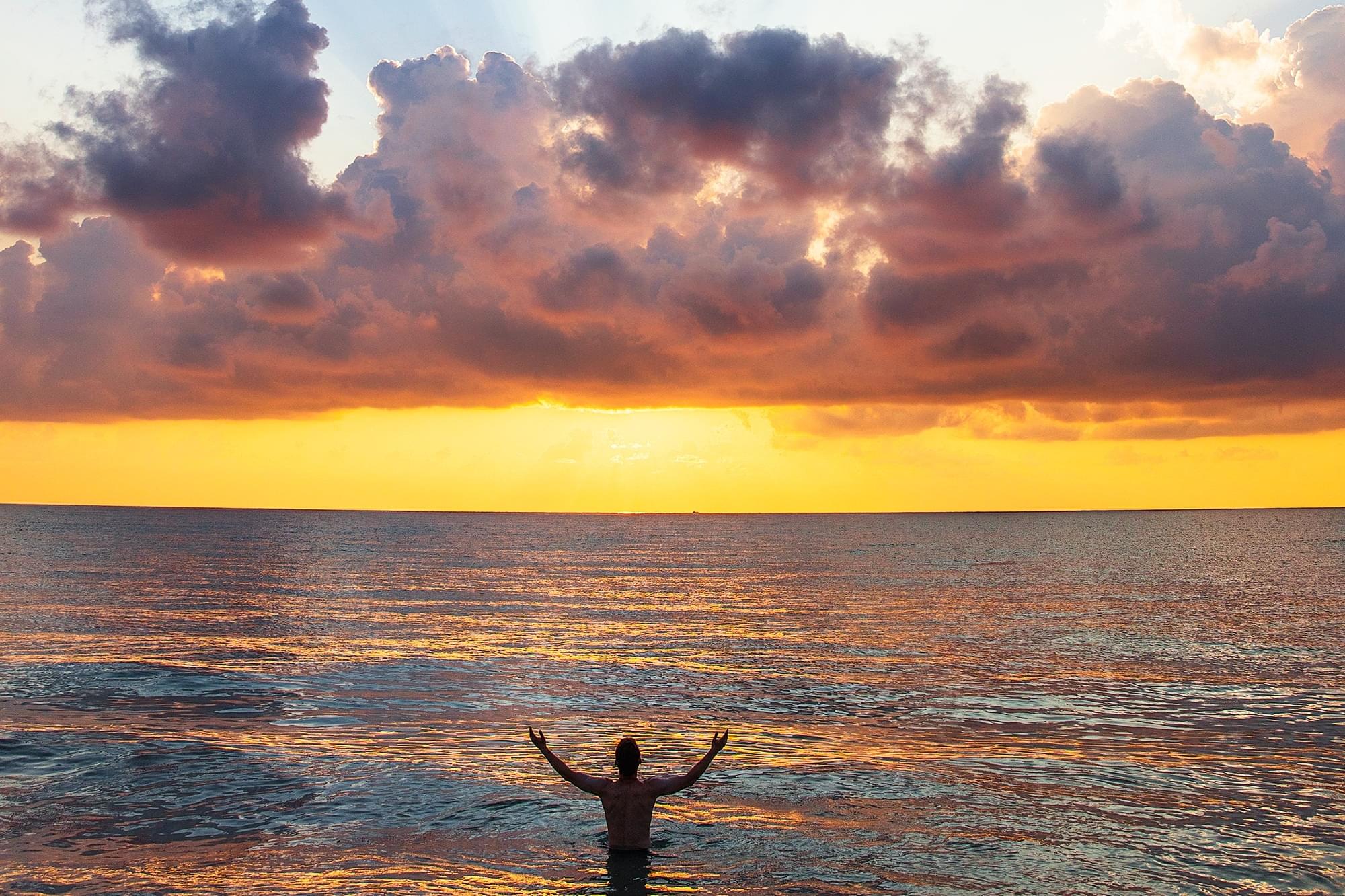 Amanecer en una playa con nubes. Foto de Joshua Earle en Unsplash