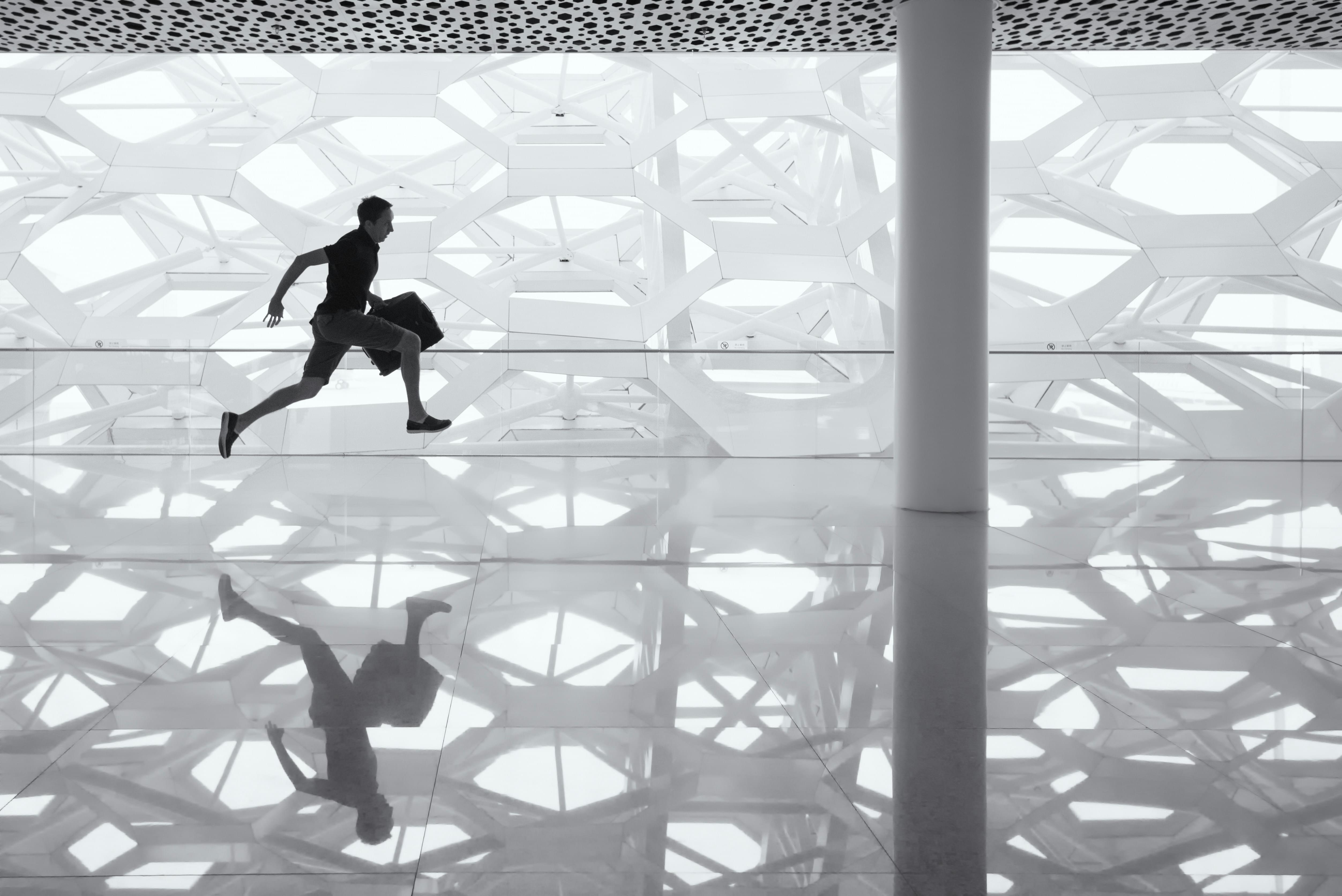 Persona corriendo con maletín. Foto de Andy Beales en Unsplash