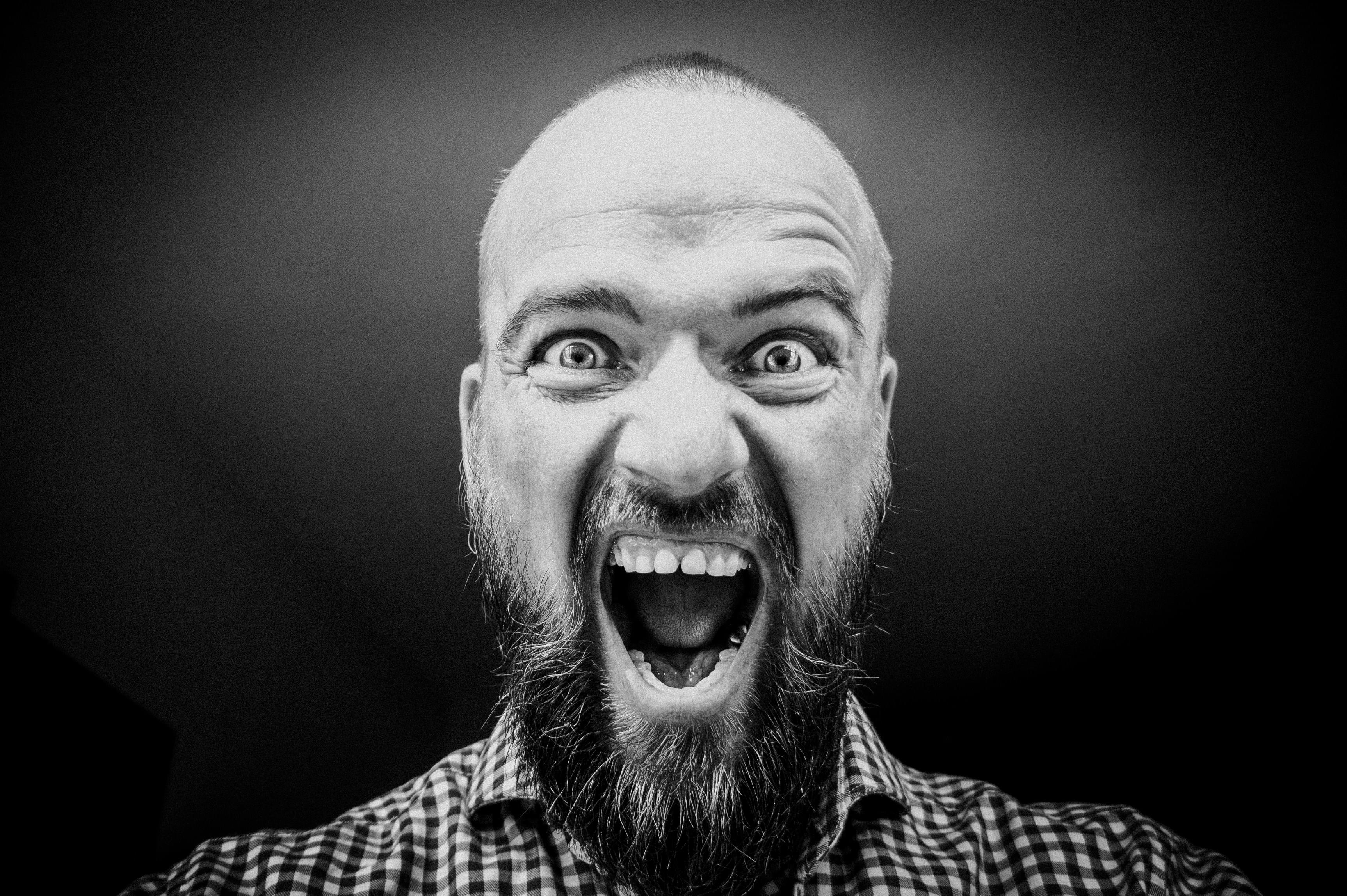 Persona gritando en primer plano. Foto de Photo Board en Unsplash